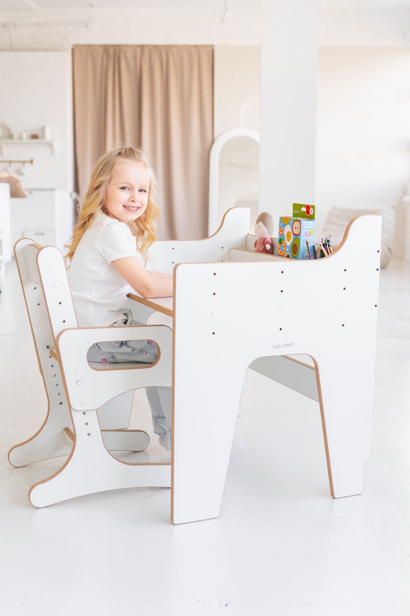 Höhenverstellbarer Schreibtisch und Stuhl für Kinder